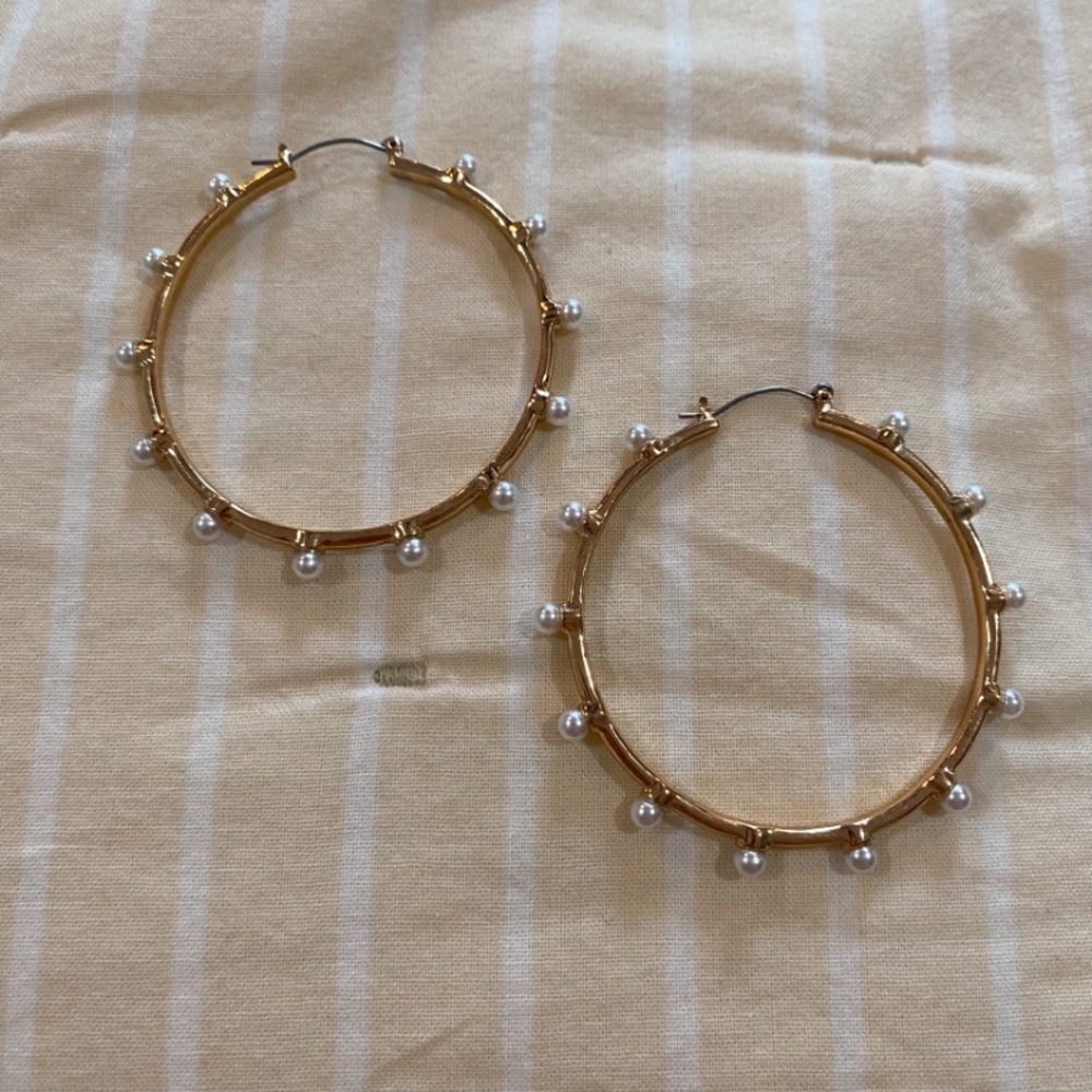 Elegant Gold Hoop Earrings with Pearls